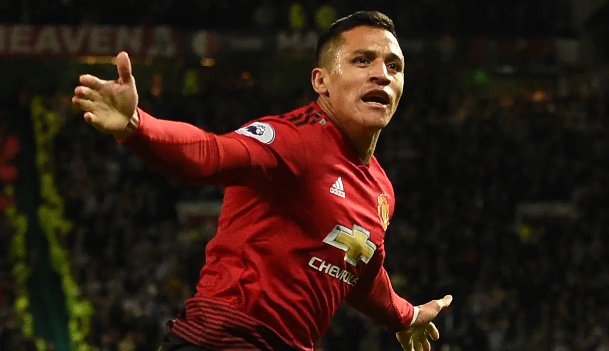 <p>Alexis Sanchez. Manchester United harus mengeluarkan 34 juta euro atau setara Rp532 miliar ditambah Henrikh Mkhitaryan untuk mendatangkan striker Cile ini dari Arsenal di tengah musim 2017/2018. Hanya bertahan 1,5 musim dan tampil dalam 45 laga dengan torehan 5 gol dan 9 assist, MU lalu meminjamkannya ke Inter Milan pada 2019/2020 yang akhirnya dipermanenkan secara gratis di musim berikutnya. (AFP/Oli Scarff)</p>