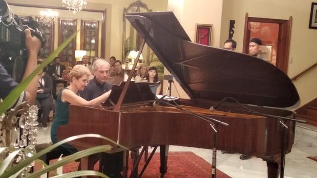 Udet pianis Sally Pinkas dan Evan Hirsch tampil dalam pembukaan peringatan 70 tahun hubungan diplomatik AS dan Indonesia (Liputan6.com/Happy Ferdian)