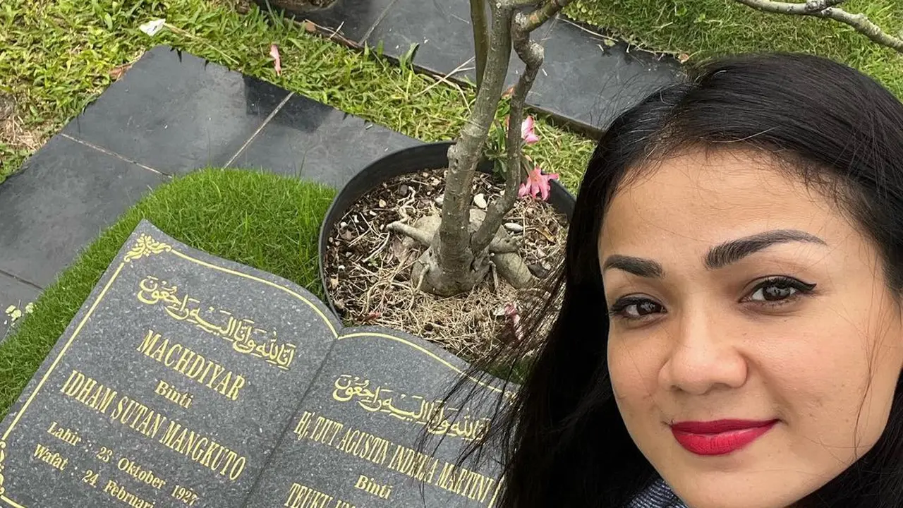 Nirina Zubir Kunjungi Makam Orangtua Jelang Sidang Kasus Mafia Tanah