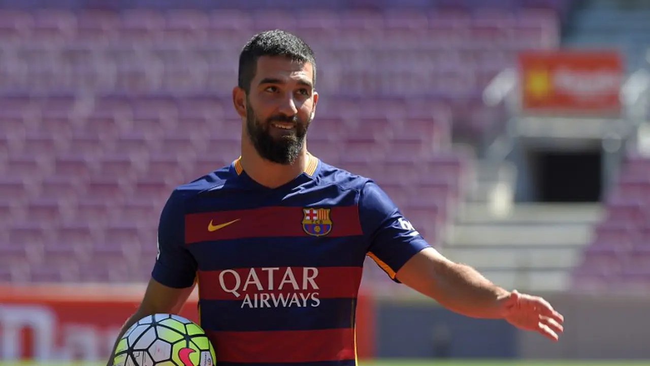 Arda Turan melakukan tindakan yang membuat pendukung Barcelona marah. (AFP)