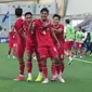 Selebrasi para pemain Timnas Indonesia U-23 merayakan gol ke gawang Australia U-23 yang dicetak Komang Teguh Trisnanda (depan) pada laga kedua Grup A Piala Asia U-23 2024 di Abdullah bin Khalifa Stadium, Doha, Qatar, Kamis (18/4/2024). (Dok. PSSI)