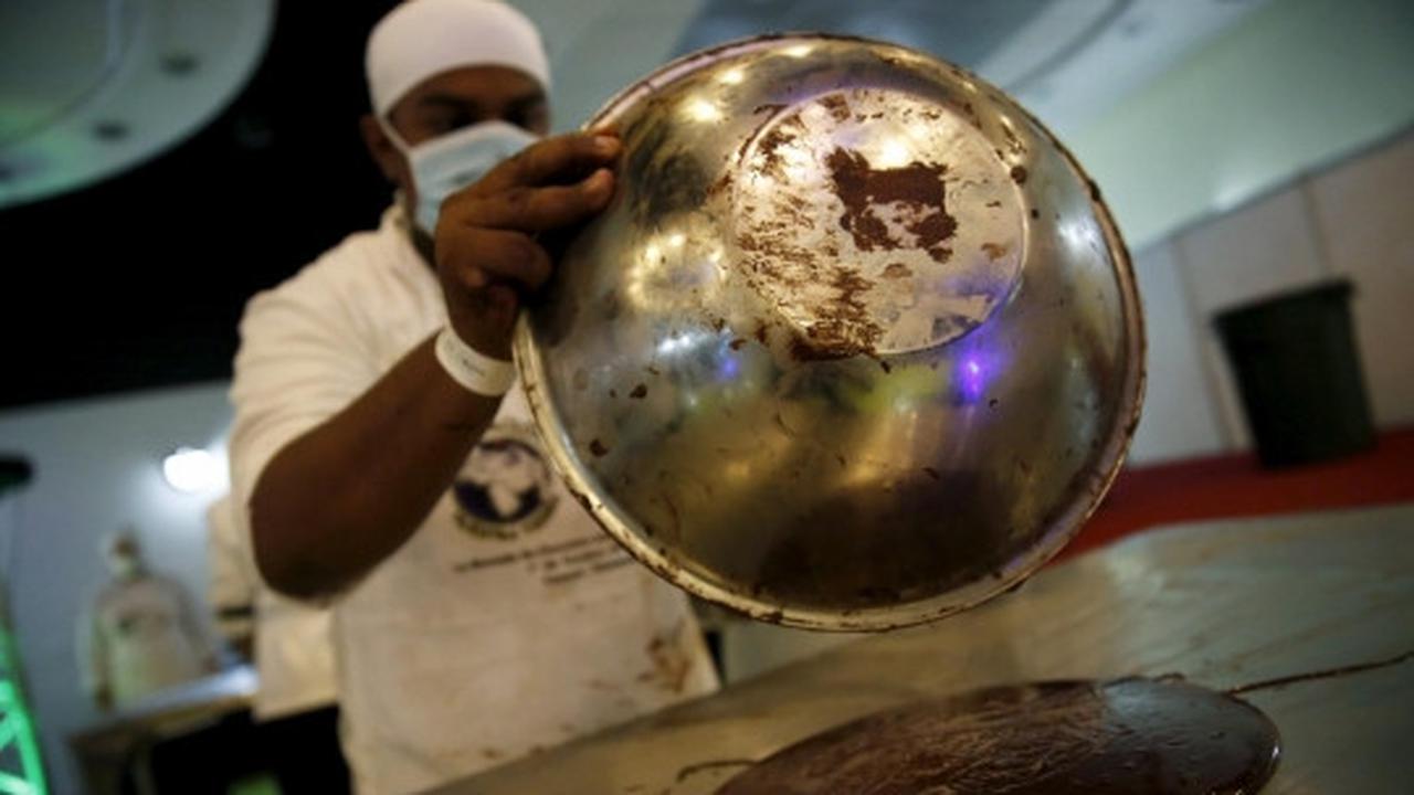 Cokelat koin raksasa seberat 1 ton pecahkan rekor dunia