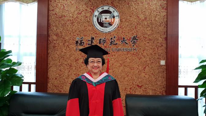 Presiden kelima RI Megawati Soekarnoputri menerima gelar doktor kehormatan dalam bidang Diplomasi Ekonomi dari Fujian Normal University Tiongkok, Senin (5/11/2018). (Ist)
