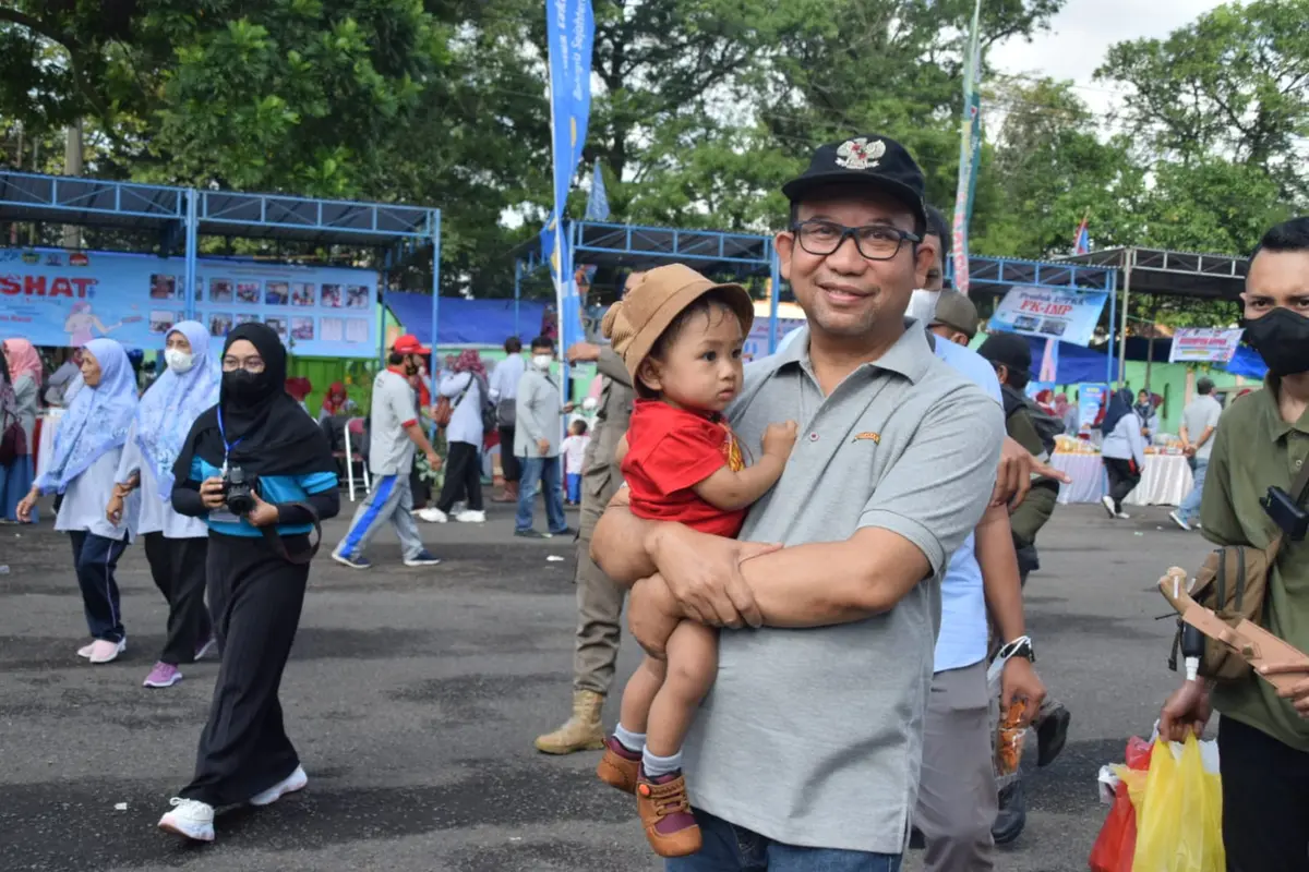 Bupati Banyumas Achmad Husein menggendong balita yang menggemaskan, dalam Harganas. (Foto: Liputan6.com/Humas Pemkab Banyumas)