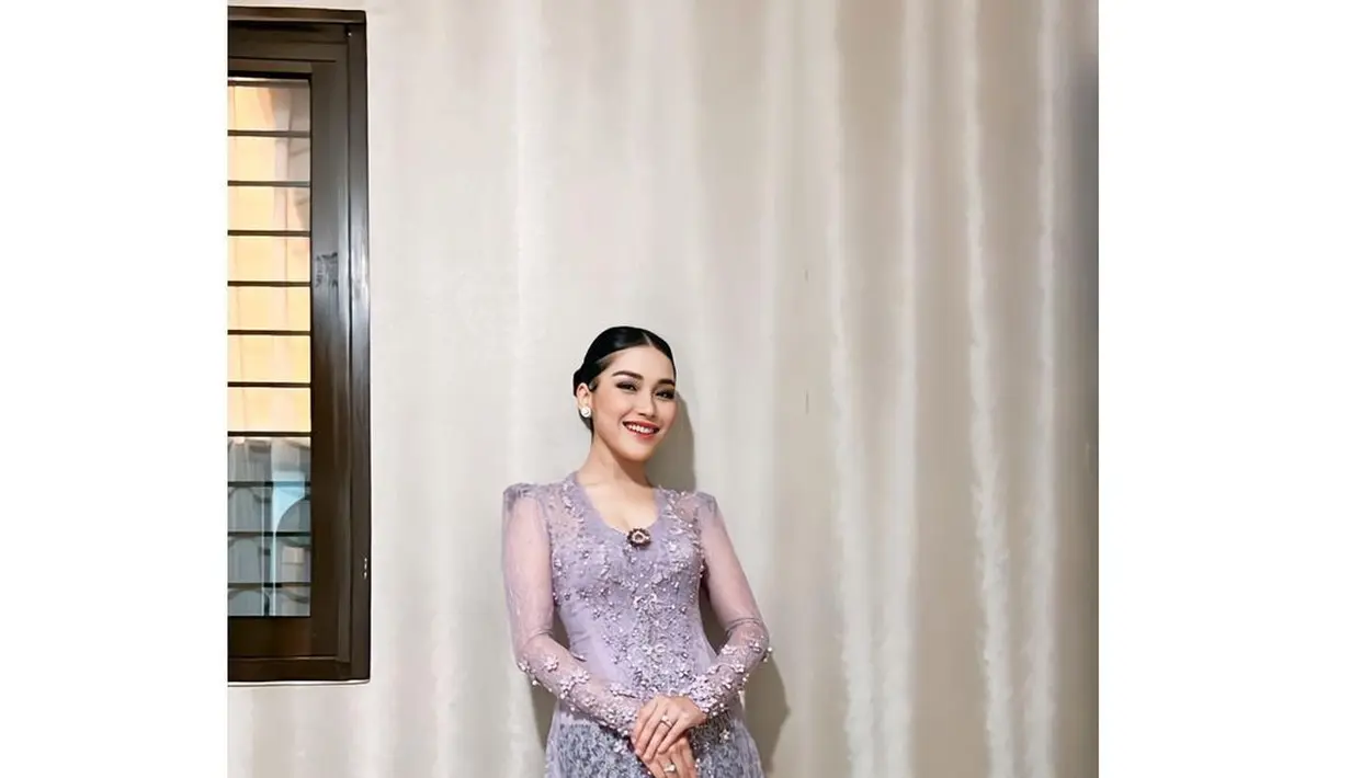 Bergaya feminin dengan twist layaknya kebaya pinguin yang dikenakan Ayu Ting Ting. Kebayanya kian manis dengan detail kerah sweetheart, serta bagian bahu yang dibuat sedikit balon.  [@ayutingting92].