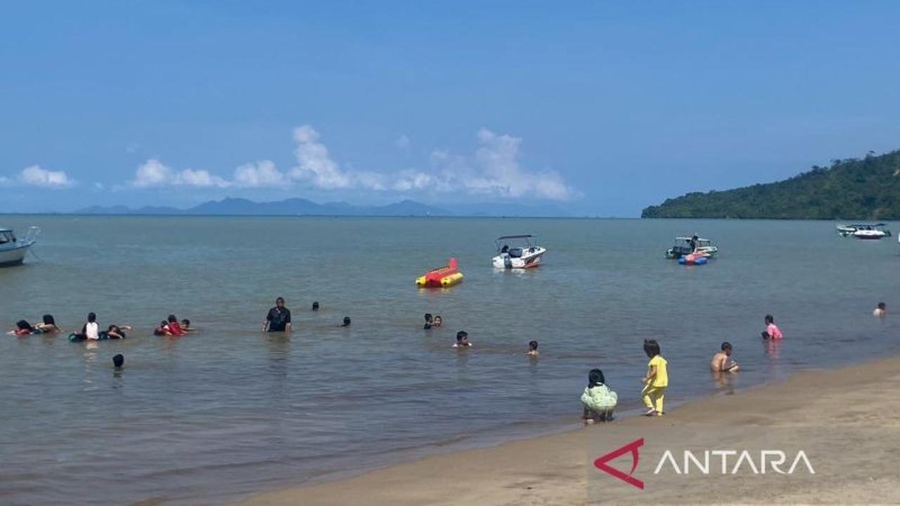 Libur Lebaran 2026, Penurunan Pengunjung Pantai Pandan Capai 50 Persen Akibat Bencana
