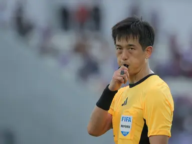 Wasit Ko Hyung-jin meniup peluit saat laga lanjutan BRI Super League 2025/2026 antara Persita melawan Borneo di Indonesia Arena, Tangerang, Banten, Jumat (09/01/2026). (Bola.com/Bagaskara Lazuardi)