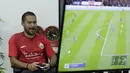 Pemain Persija Jakarta, Andritany Ardhiyasa, saat bermain FIFA 20 di Kantor KLY, Gondangdia, Jumat (26/6/2020). Andritany berhasil menjadi juara BOLA Esports Challenge setelah mengalahkan Rizky Darmawan dengan skor 8-0. (Bola.com/M Iqbal Ichsan)