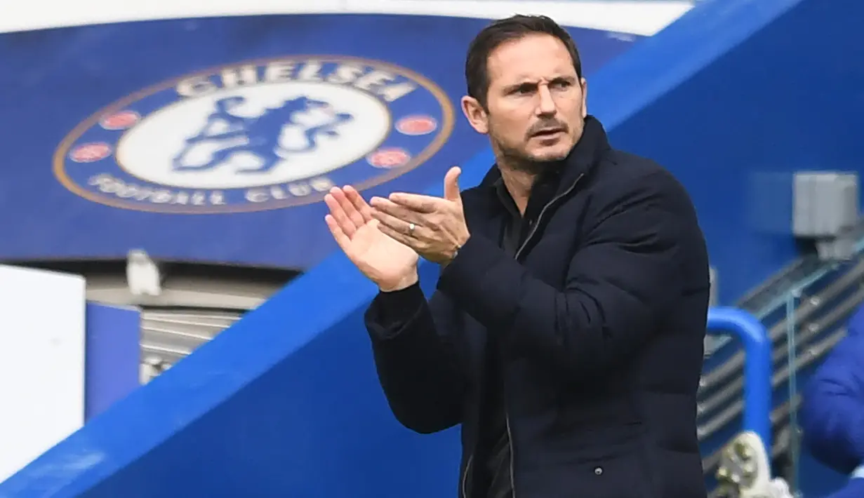 Pelatih Chelsea, Frank Lampard, menyemangati pemainnya saat menghadapi Crystal Palace pada laga lanjutan Liga Inggris di Stamford Bridge, Sabtu (3/20/2020) malam WIB. Chelsea menang 4-0 atas Crystal Palace. (AFP/Neil Hall/pool)
