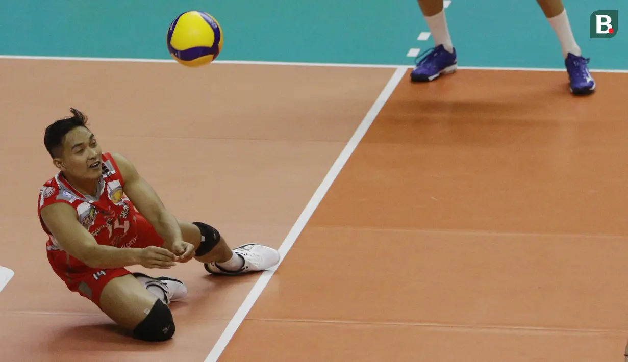 Pemain Surabaya Bhayangkara Samator, Hendry berusaha menjangkau bola saat melawan Jakarta Pertamina Pertamax pada laga PLN Mobile Proliga 2022 di Padepokan Voli Jenderal Polisi Kunarto, Sentul, Sabtu (29/1/2022). (Bola.com/M Iqbal Ichsan)