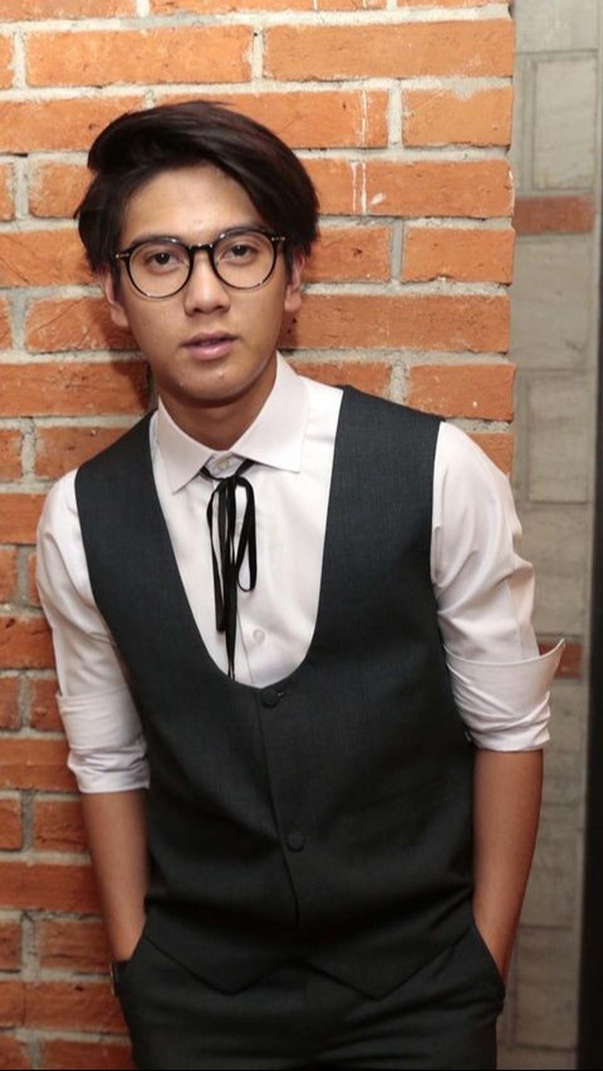 Karier akting Iqbaal Ramadhan dimulai dengan perannya dalam serial televisi "Musikal Laskar Pelangi" pada tahun 2010. Dalam serial ini, ia memerankan salah satu tokoh utama, yang mengharuskannya bernyanyi dan berakting secara bersamaan.&nbsp;