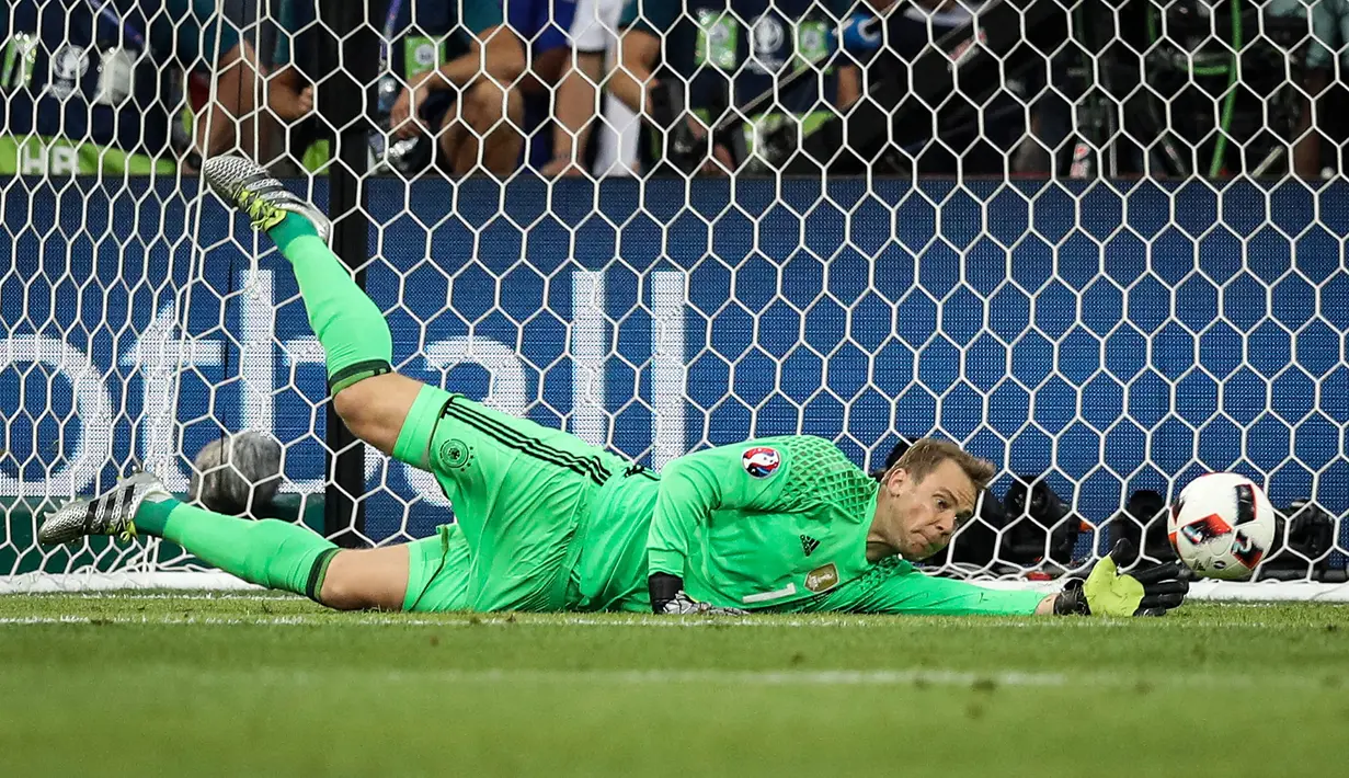 Manuel Neuer - Pemain yang berumur 35 tahun ini masih dipercaya oleh Joachim Low menjadi penjaga gawang tim yang berjuluk Der Panzer itu. Ia menyingkirkan nama-nama seperti Kevin Trapp, Marc-Andre ter Stegen, dan masih banyak lagi. (Foto: AFP/Valery Hache)
