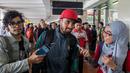 Gelandang Timnas Indonesia, Stefano Lilipaly, menjawab pertanyaan wartawan saat tiba di Bandara Soekarno-Hatta, Banten, Sabtu (26/11/2016). Pada babak semifinal Piala AFF 2016, Indonesia akan meghadapi Vietnam. (Bola.com/Vitalis Yogi Trisna) 