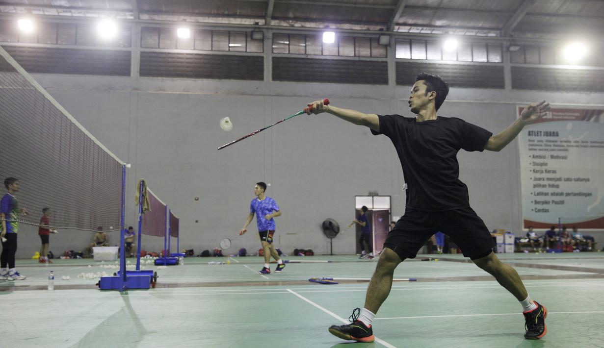 Tunggal putra Indonesia, Anthony Ginting, berusaha mengembalikan kok saat latihan di Pelatnas PBSI Cipayung, Jakarta, Selasa (9/7). Latihan ini persiapan jelang Indonesia Open 2019. (Bola.com/Vitalis Yogi Trisna)