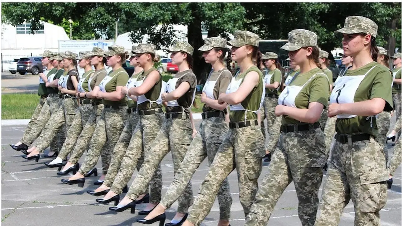 Tentara perempuan di Ukraina sedang berlatih untuk parade merayakan kemerdekaan bulan depan.(AFP/Ukrainian Defence Ministry)