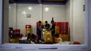 Pekerja memasukkan ular hidup dalam peti di salah satu perusahaan eksportir ular di Surabaya, 13 Februari 2019. Ular-ular tersebut diekspor secara legal untuk memenuhi kebutuhan menu masakan di Guangzhou, China. (Juni Kriswanto/AFP)
