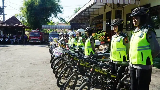 Polwan cantik bersepeda bakal mengamankan arus mudik lebaran dan berpatroli saat Idul Fitri 1440 Hijriyah. (Foto: Liputan6.com/Polres Pemalang/Muhamad Ridlo)
