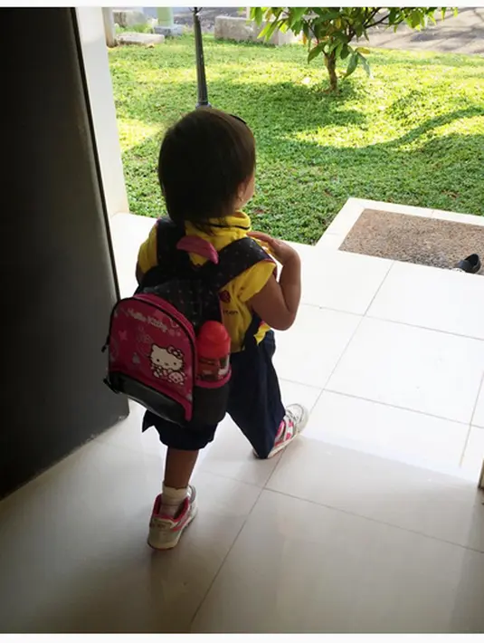 Putri bungsunya terlihat bersemangat untuk berangkat sekolah. Dengan mengenakan kaos kuning, sambil mengendong tas ia siap masuk prasekolah. (Instagram/sheilamarciajoseph)