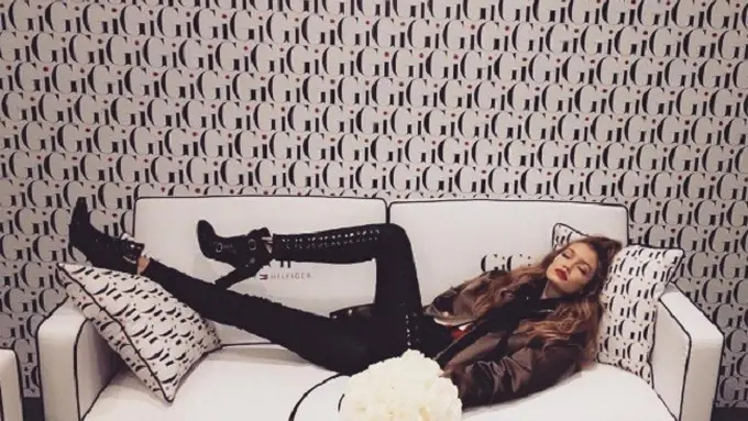 Gigi Hadid berbaring di tumpukan namanya. (Instagram/gigihadid)