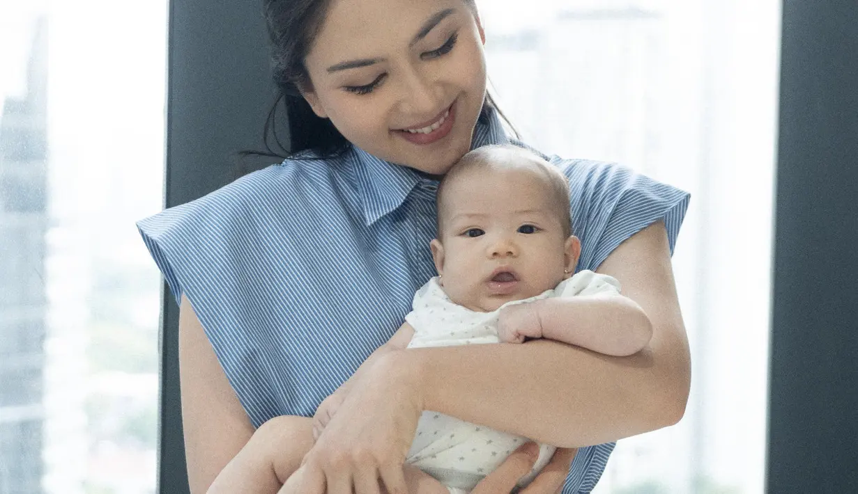 Dengan nuansa denim, ia juga tampak menggemaskan bersama sang anak. Paduanwarna biru dan putih hadirkan tampilan yang begitu cantik.  [Foto: Instagram/ Jessica Mila]