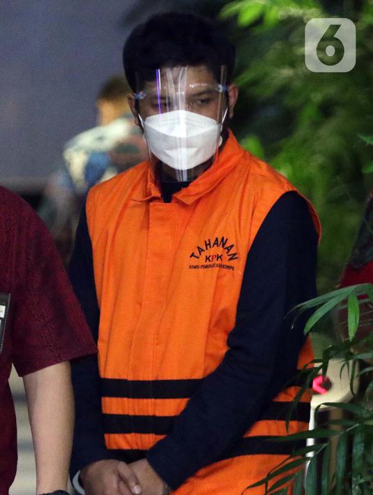 Anak dari Bupati Bandung Barat Aa Umbara Sutisna, Andri Wibawa usai rilis penahanan di Gedung KPK, Jakarta, Jumat (9/4/2021). KPK menahan keduanya terkait dugaan korupsi pengadaan barang tanggap darurat pandemi COVID-19 pada Pemkab Bandung Barat 2020. (Liputan6.com/Helmi Fithriansyah)