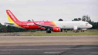 Foto ini diambil pada 29 November 2018 menunjukkan pesawat Airbus Vietjet di landasan setelah pendaratan kasar di Buon Ma Thuot. (VIETNAM NEWS AGENCY / AFP)