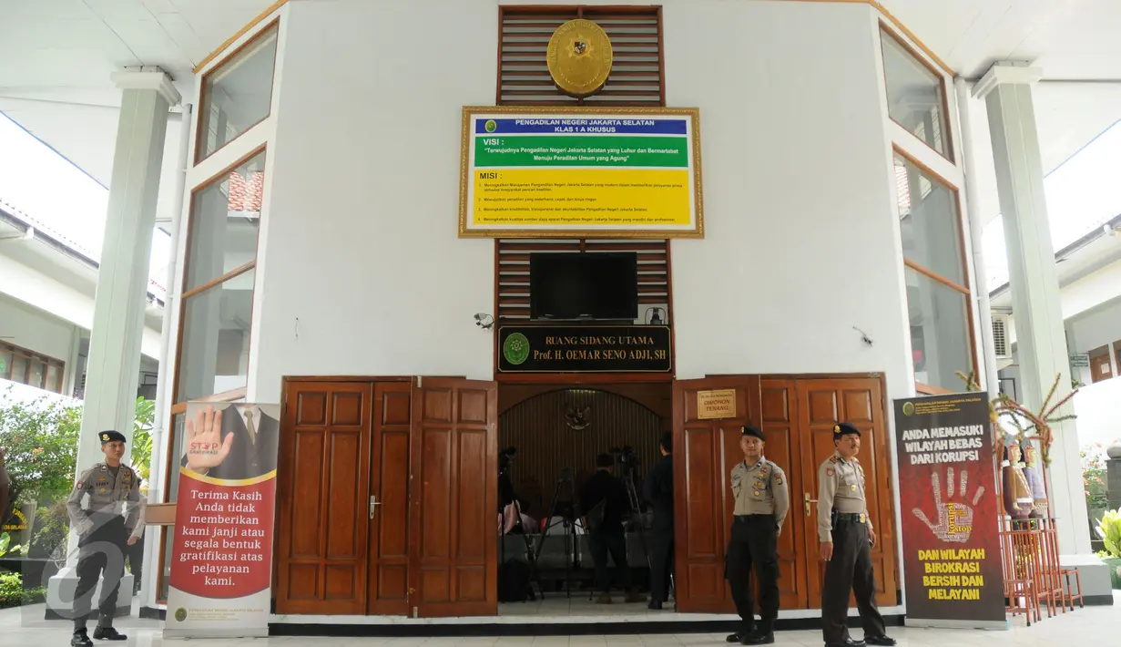 Sejumlah polisi berjaga di depan ruang sidang lanjutan permohonan PK kasus Abu Bakar Baasyir di PN Jakarta Selatan, Selasa (1/12/2015). Majelis memutuskan pemeriksaan permohonan PK dilimpahkan ke PN Cilacap. (Liputan6.com/Helmi Fithriansyah)