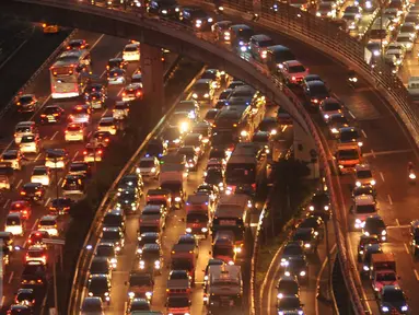 Jelang libur panjang yang jatuh pada tanggal 5 dan 6 Mei, ribuan kendaraan terjebak macet di Tol Dalam Kota arah Tol Cikampek, Jakarta, Rabu (4/5). Foto diambil pada malam hari sekitar pukul 7. (Liputan6.com/Gempur M Surya)