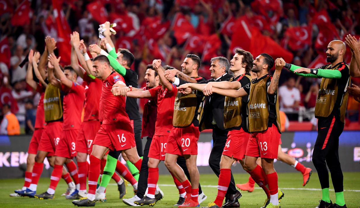 Para pemain Turki merayakan kemenangan atas Prancis pada laga kualifikasi Piala Eropa 2020 di Stadion Buyuksehir Belediyesi, Minggu (9/6). Turki menang 2-0 atas Prancis. (AFP/Franck Fife)