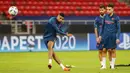 Pemain Sevilla, Youssef En-Nesyri, melepaskan tendangan saat latihan jelang laga Piala Super Eropa di Puskas Arena, Hungaria, Kamis (24/9/2020). Sevilla akan berhadapan dengan Bayern Munchen. (Bernadett Szabo/Pool via AP)