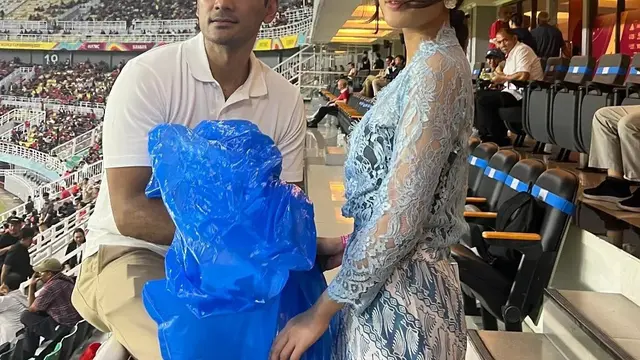 Aksi Ario Bayu bersih-bersih sampah di Piala Dunia U-17 2023