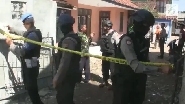 Polda Jawa Barat mengamankan terduga teroris berinisial W S di Buah Batu, Bandung, Jawa Barat Jumat (26/5/2017)