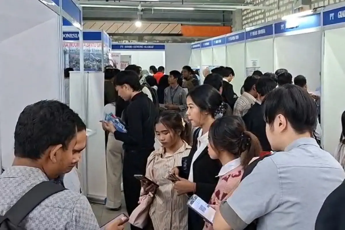 Sejumlah para pencari kerja memadati sejumlah stand perusahaan pada Job Fair Pemerintah Kota Depok di Mal Pesona Square Depok (Liputan6.com/Dicky Agung Prihanto)