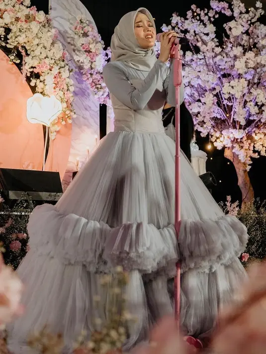 Di ulang tahunnya ke-21 tahun, Putri Delina tampil menawan dengan gaun model balon rumba-rumbai di bagian bawahnya. Pelantun lagu Takkan Ku Biarkan ini terlihat begitu anggun dengan gaun berwarna pastel. (Liputan6.com/IG/@putridelinaa)