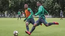 Pemain Timnas Indonesia, Irfan Jaya berusaha melewati Saddil Ramdani saat latihan di Lapangan ABC Senayan, Senin (19/2/2018). Latihan ini merupakan persiapan jelang Asian Games 2018. (Bola.com/Vitalis Yogi Trisna)