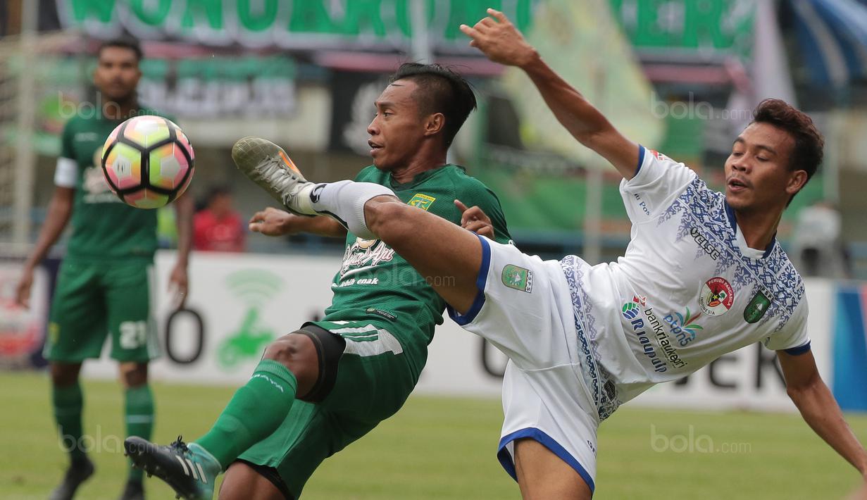Duel pemain pemain Persebaya, Irvan Febrianto (kiri) dengan pemain PSPS Riau pada laga 8 Besar Liga 2 Grup Y di Stadion GBLA, Bandung, Sabtu (18/11/2017). Persebaya Menang 1-0. (Bola.com/Nicklas Hanoatubun)