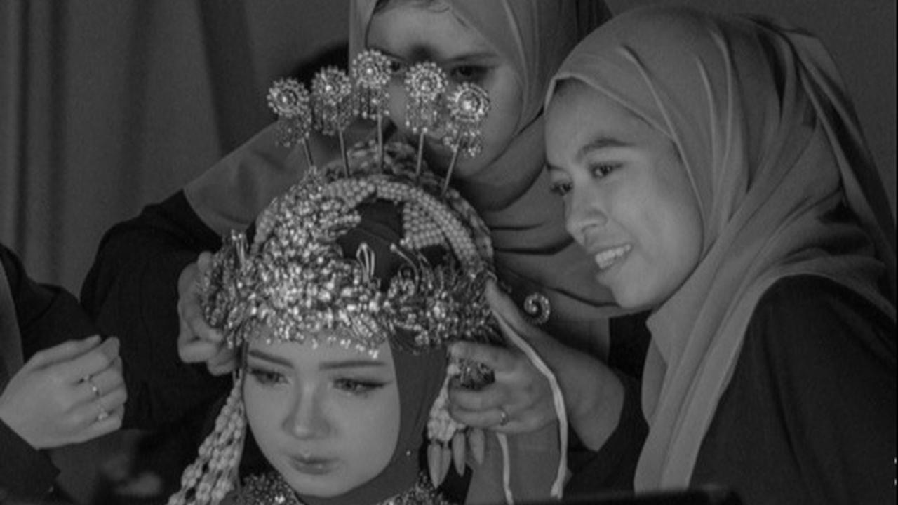 "Akad nikah di depan jenazah mama, semua yang nyaksiin ikutan nangis ma," tulis Nilam menggambarkan kondisi saat itu.