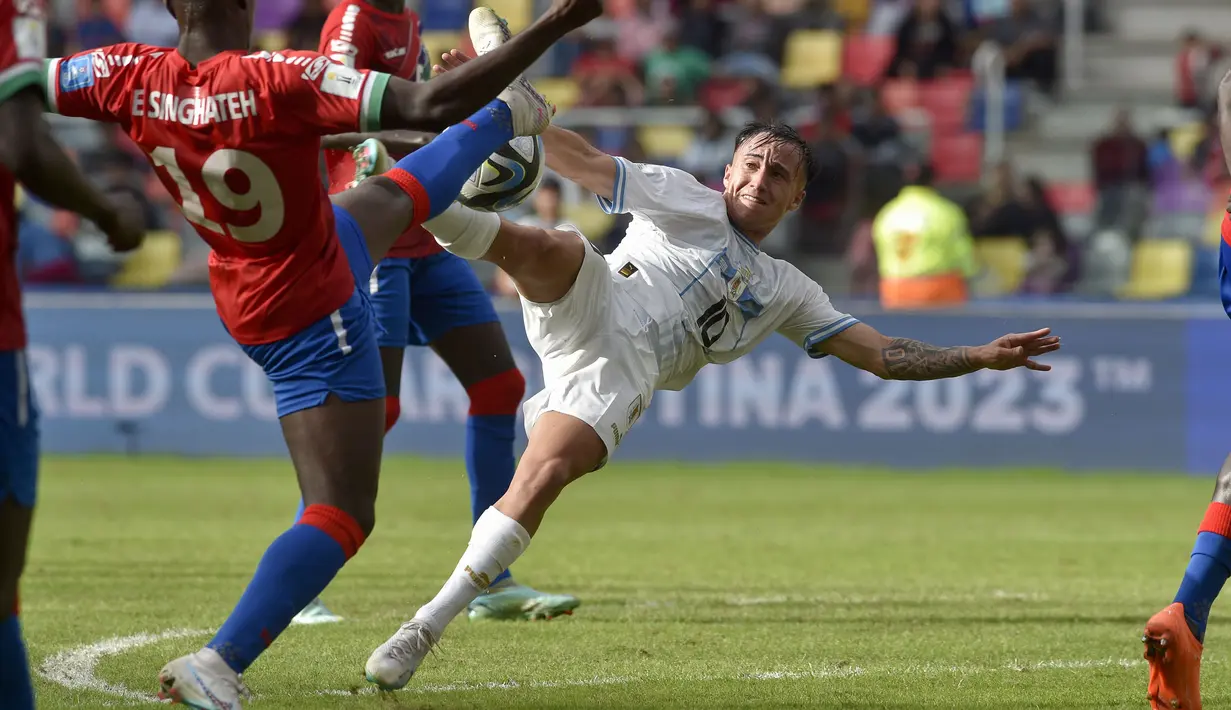 Pemain Uruguay U-20, Franco Gonzalez (kanan) berusaha mencetak gol ke gawang Gambia U-20 pada laga 16 besar Piala Dunia U-20 di Estadio Unico Madre de Ciudades, Argentina, Jumat (02/06/2023) dini hari WIB. (AP Photo/Nicolas Aguilera)