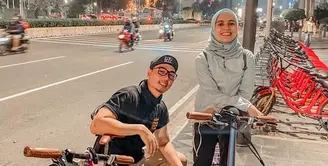 Bersepeda kini memang tengah menjadi trend di berbagai kalangan, termasuk selebriti. Salah satu artis yang kepincut dengan olahraga tersebut adalah Rizky Kinos. Berawal dari rindu, suami Nycta Gina ini akhirnya jadi ketagihan. (Instagram/kinosnoski)