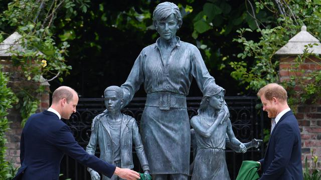 Makna di Balik Pakaian Sederhana Patung Putri Diana