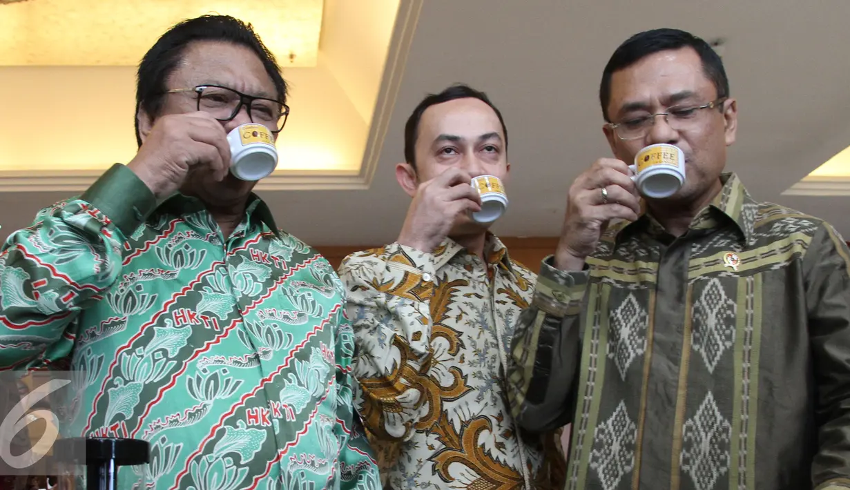 Menperin, Saleh Husin (tengah) bersama Wakil Ketua MPR RI Oesman Sapta Odang (kanan) dan Ketua Umum AEKI Irfan Anwar menikmati Kopi saat menghadiri RUA IX Asosiasi Eksportir dan Industri Kopi Indonesia (AEKI) di Jakarta (10/3). (Liputan6.com/JohanTallo)
