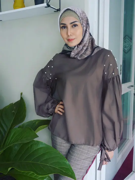Fenita sendiri mengaku setelah berhijab, semakin banyak waktu bersama keluarganya. Ia juga tak menyesal, meski harus meninggalkan pekerjaan yang telah dilakoni selama delapan tahun silam. (Instagram/fenitarie)