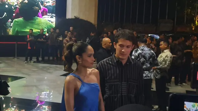 Potret Cinta Laura di acara ngunduh mantu Al Ghazali, ngaku salah kostum, ngasal ambil baju di lemari