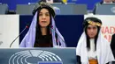 Nadia Murad Basee Taha menyampaikan pidatonya saat menerima penghargaan Sakharov Prize 2016 dari Parlemen Eropa di Strasbourg, Prancis, Selasa (13/12). Penghargaan ini merupakan simbol kebebasan berpikir dan berekspresi. (REUTERS/Vincent Kessler)