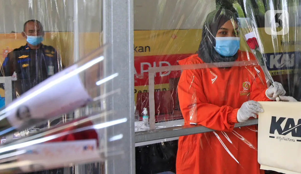 Tenaga kesehatan menerima bunga dari petugas PT KAI Daop 1 Jakarta yang mengenakan kebaya di Stasiun Gambir, Rabu (21/4/2021). PT KAI Daop 1 Jakarta memperingati Hari Kartini yang dirayakan setiap tanggal 21 April. (Liputan6.com/Herman Zakharia)