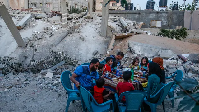 Potret Penduduk Gaza Berbuka Puasa di Tengah Reruntuhan Bangunan