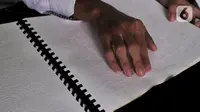 Pelajar penyandang tuna netra mengikuti Tadarus Al Quran braille di Yayasan Tunanetra Raudlatul Makmufin Serpong, Tangerang Selatan, Banten, Rabu (28/4/2021). Selama bulan suci Ramadhan, Yayasan Tunanetra Raudlatul Makmufin mewajibkan pelajar untuk mengkhatamkan Alquran. (Liputan6.com/Angga Yuniar)