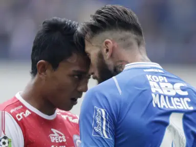 Bek Persib Bandung, Bojan Malisic, bersitegang dengan penyerang Arema FC, Dedik Setiawan, pada laga Liga 1 di Stadion GBLA, Jawa Barat, Kamis (13/9/2018). Persib menang 2-0 atas Arema FC. (Bola.com/M Iqbal Ichsan)