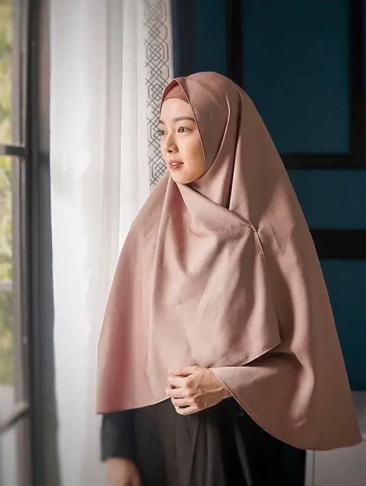 Jadi, bukan hanya proses yang mendadak menikah dan langsung pakai hijab. "Ya Alhamdulillah, keputusan ini kan diambil karena proses panjang" (Liputan6.com/IG/@lindswell_k)