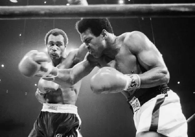 Muhammad Ali saat berhadapan dengan Ken Norton saat melakukan pertandingan di Inglewood California (AP)